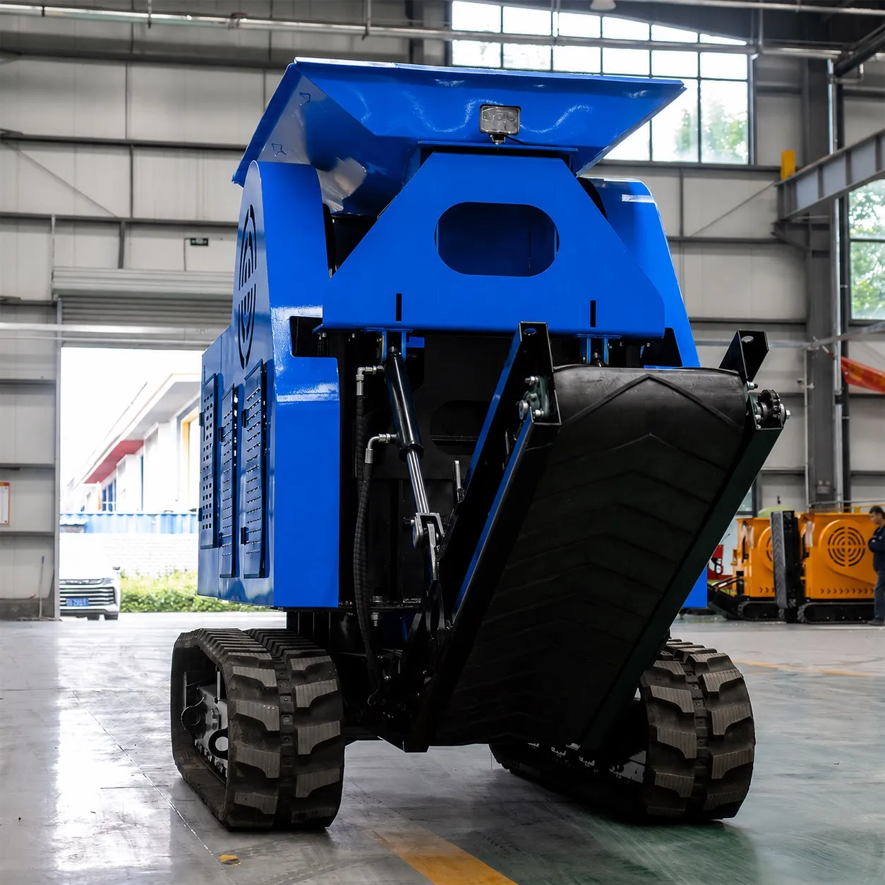 Mobilní drtička Crusher zezadu se sklopenou zadní klapkou a násypkou v horní části